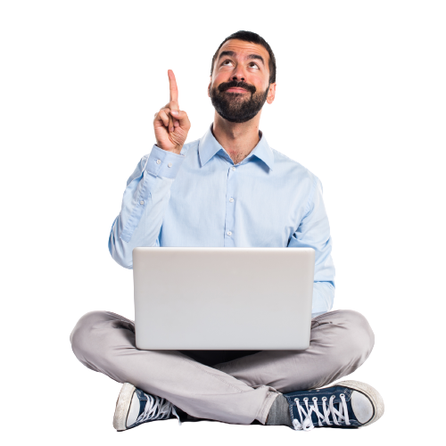 imagem de um homem sentado com laptop apontando para cima